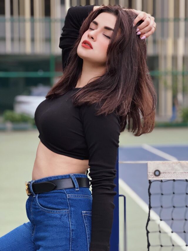 Avneet Kaur Beautiful Look in Jense and Top