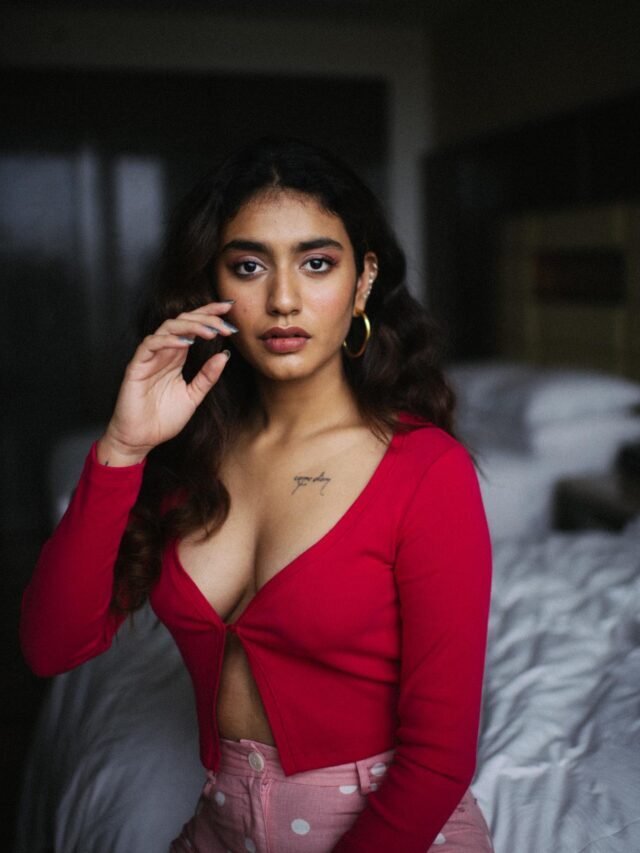 Priya Prakash ने खुला टॉप में बेडरूम की फोटो किया शेयर
