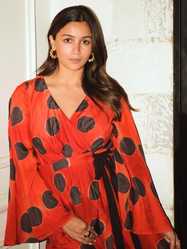 Alia Bhatt लाल कपड़ो में बेबी  फ्लॉंटेड  हुवे नजर आई